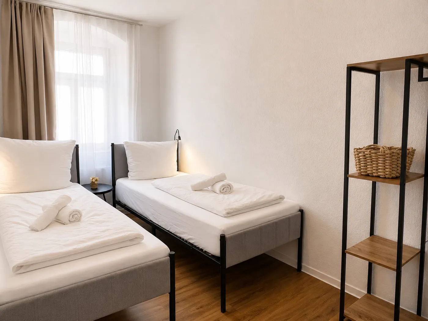 Seitliche Ansicht der zwei Einzelbetten im Classic Apartment Meißen