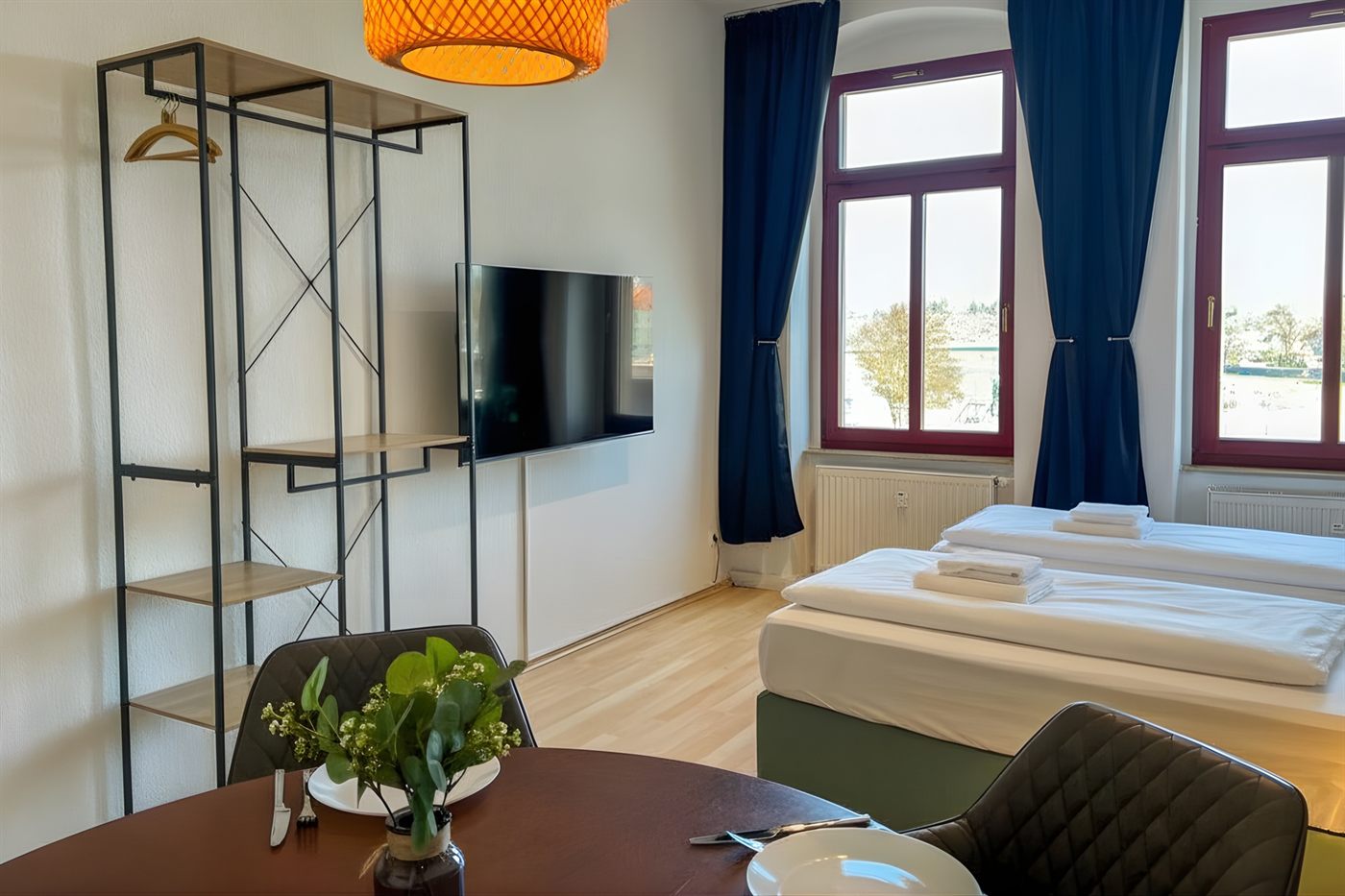 Elbblick Apartment Uferstr. 1 Schlafzimmer mit TV und Betten