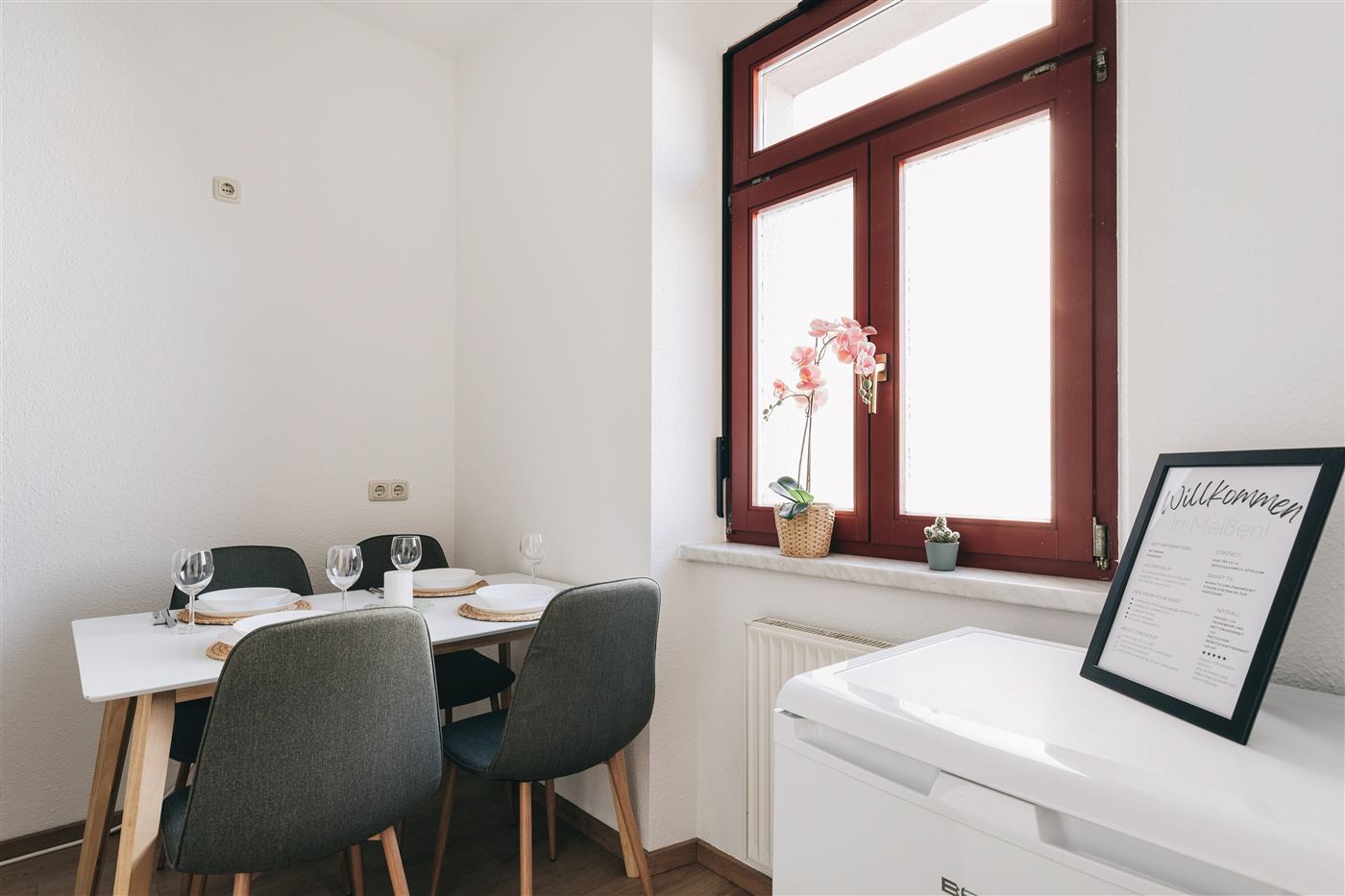 Essbereich im Junior Apartment Meißen am Fenster