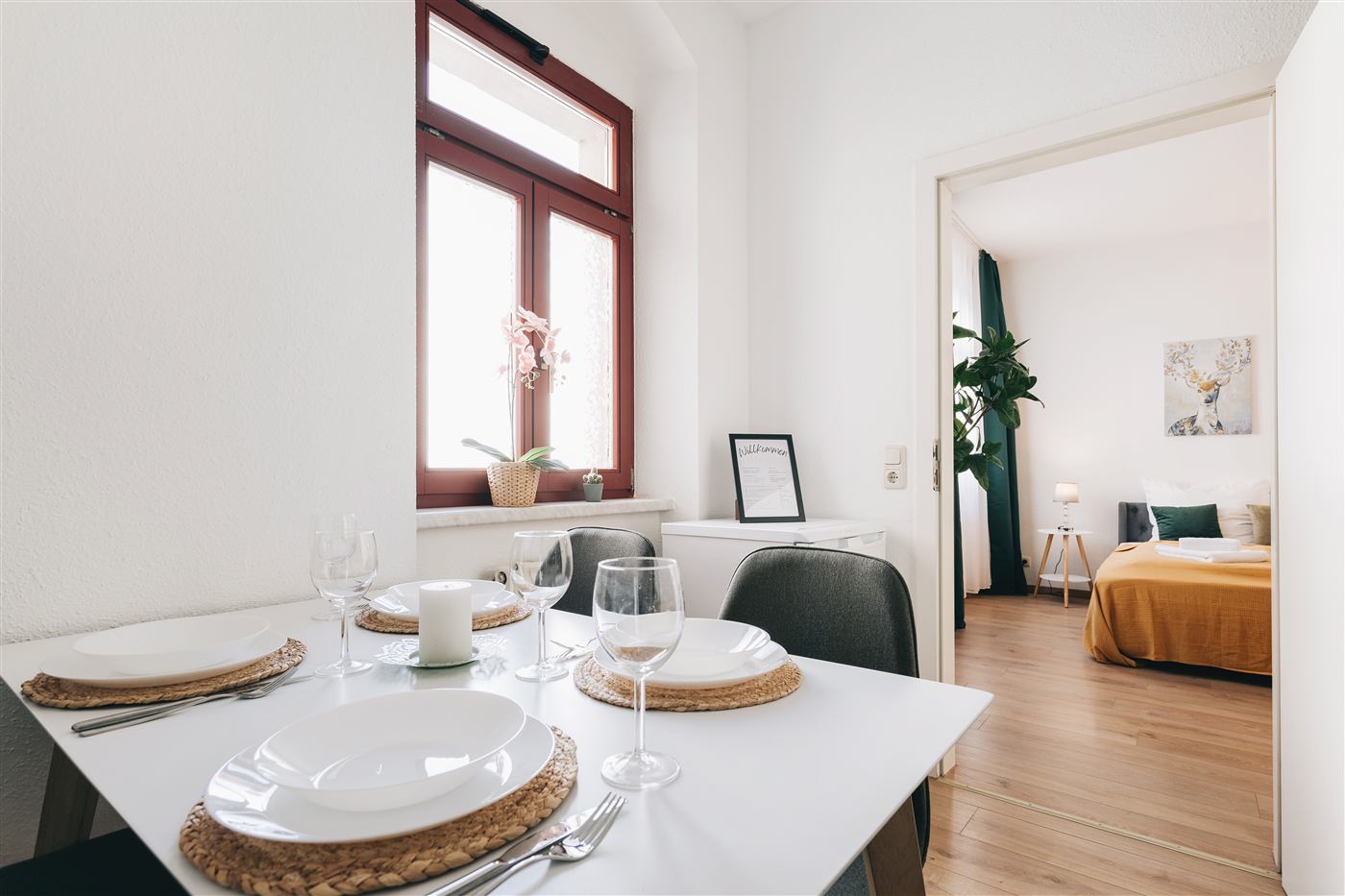 Essbereich mit Blick ins Schlafzimmer im Junior Apartment Meißen