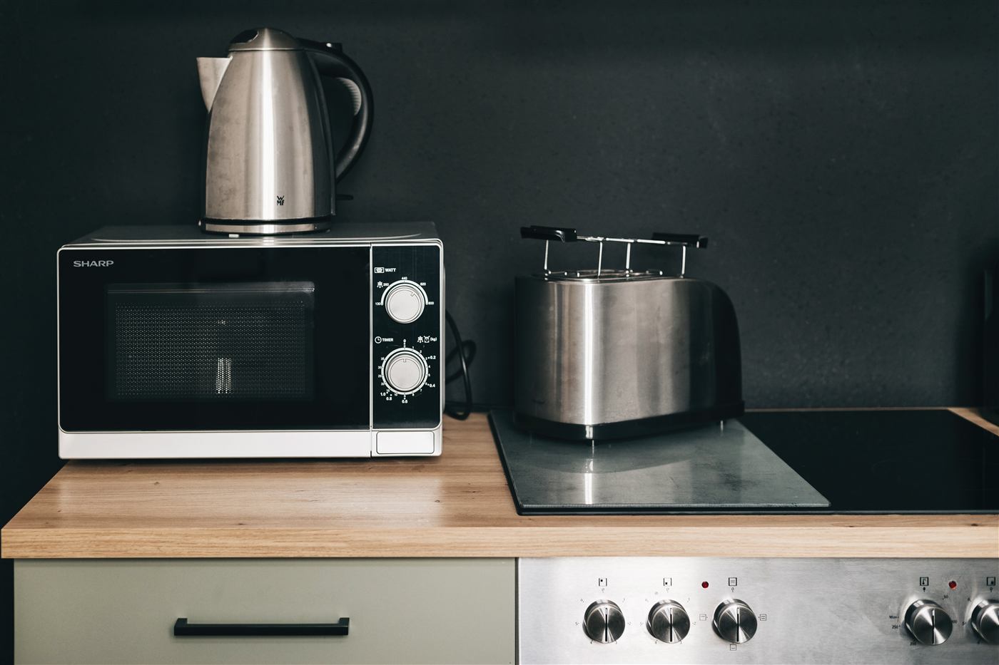Küchenausstattung im Junior Apartment Meißen mit Mikrowelle und Toaster