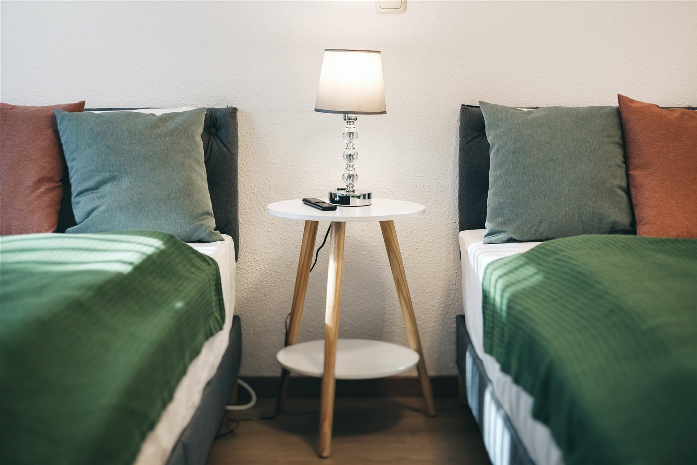 Nachttisch zwischen zwei Einzelbetten im Junior Apartment Meißen