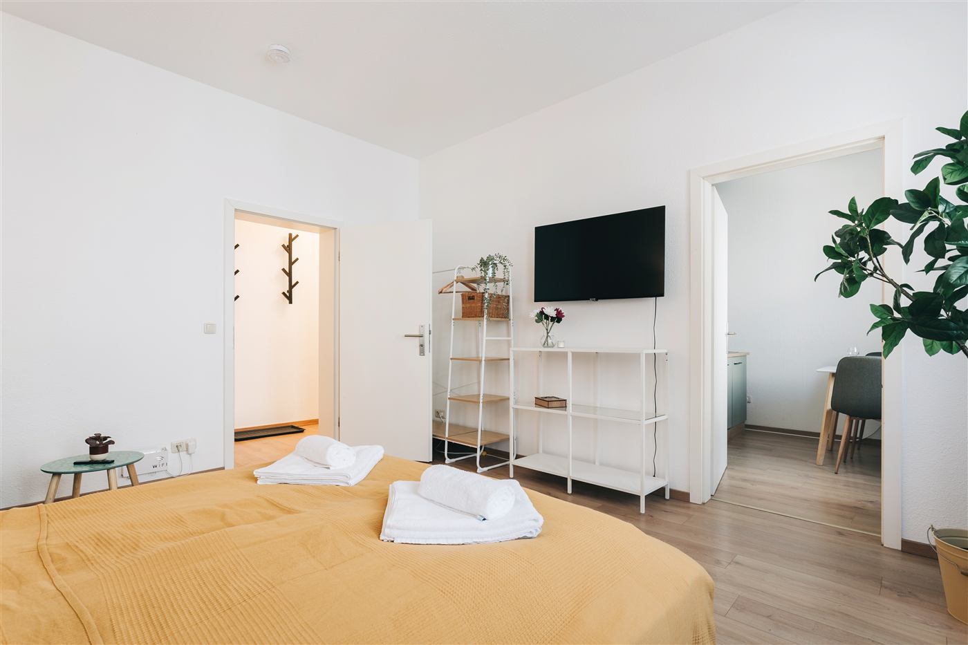 Junior Apartment Meißen Schlafzimmer mit Smart-TV und offenem Durchgang