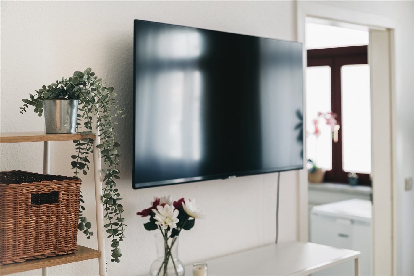 Smart-TV im Junior Apartment Meißen mit Wohnbereich im Hintergrund