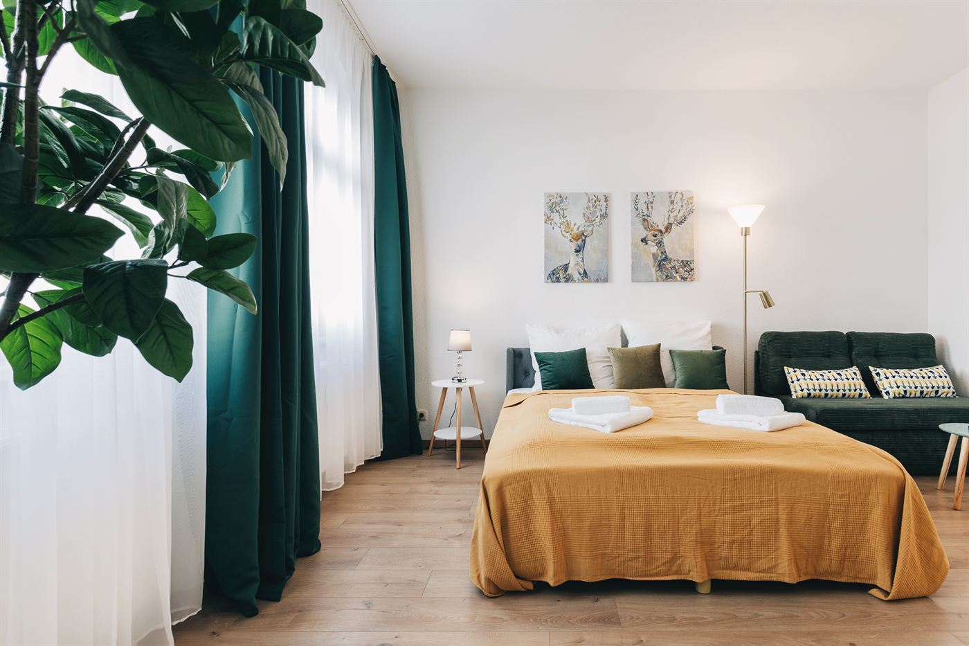 Junior Apartment Obergasse 4 Schlafzimmer mit Doppelbett und Sofa