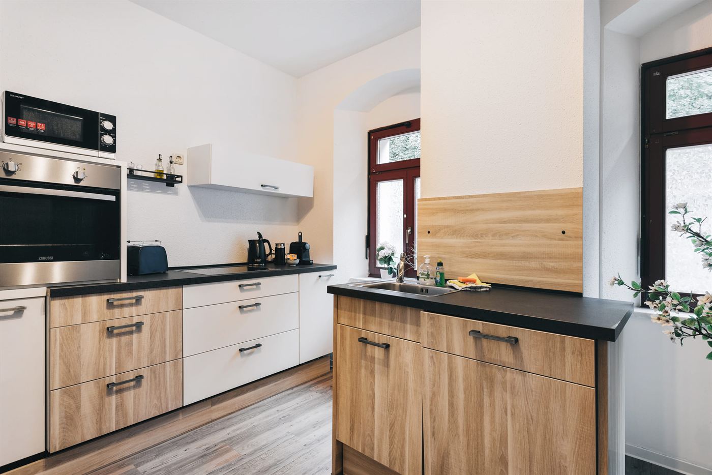 Senior Apartment Obergasse 5 Küche mit Herd, Backofen und Mikrowelle