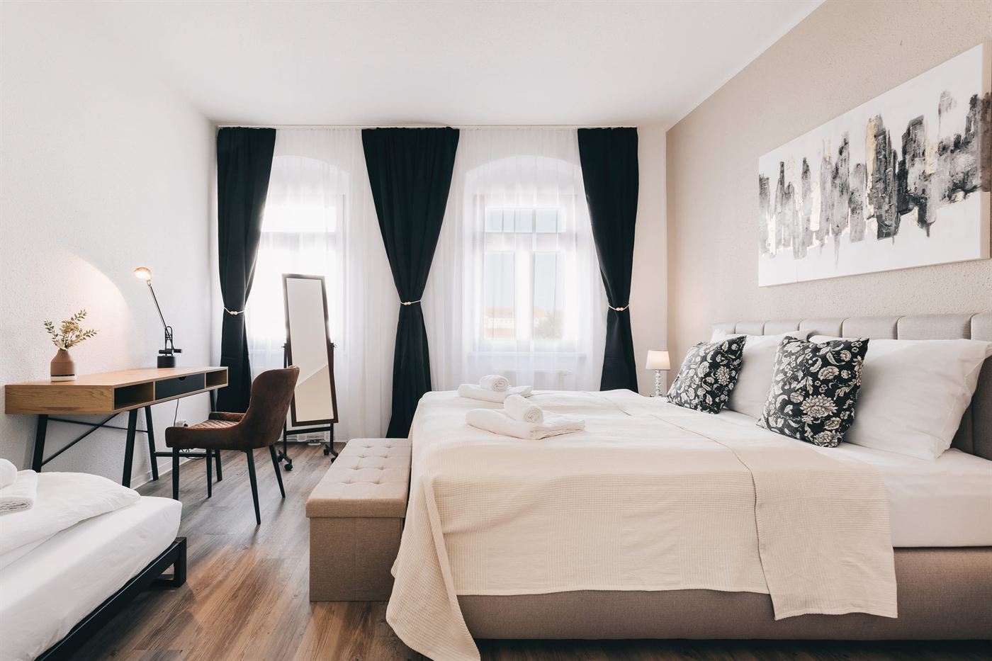 Senior Apartment Obergasse 5 Schlafzimmer mit Kingsize-Bett und Schreibtisch